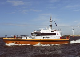 水面上的船图片