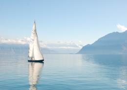 海面上的帆船图片