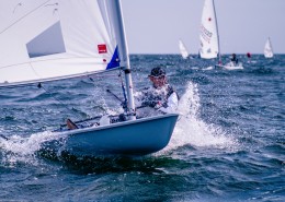 行驶的帆船图片大全