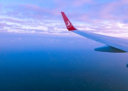 高空中的飞机机翼图片大全