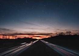 一望无际的公路图片