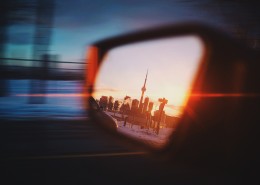 汽车后视镜特写图片