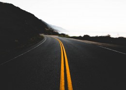 公路中间黄色的线图片