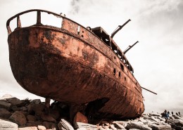 破烂的沉船图片