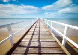 平静的码头风景图片