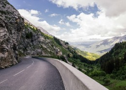 弯弯的沥青公路图片