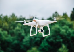 天空飞翔的无人机图片大全