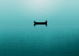 水面上的小船图片