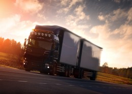 公路上的大卡车图片