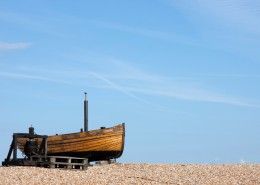 停在水边的船图片
