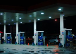 夜晚的加油站图片