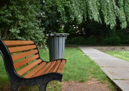 放在户外的长椅图片