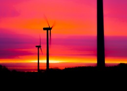 唯美黄昏里的风力发电机图片