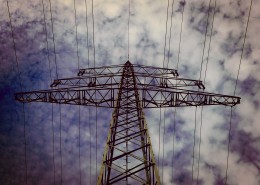 矗立的高压电线图片