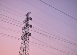 有序连接的电线图片