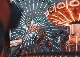 游乐园里的摩天轮图片