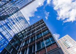 整齐的格子状写字楼图片