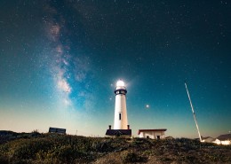 照亮了的灯塔图片