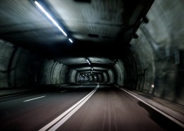延伸的汽车隧道图片
