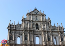 蓝天下高大的城堡图片