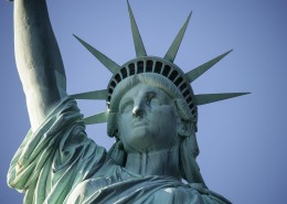 屹立的自由女神图片