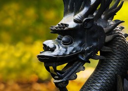 霸气的龙形雕塑图片