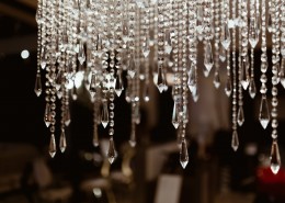 亮晶晶的水晶吊灯图片