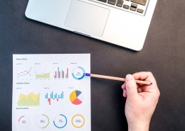 放着笔记本和图表的工作台图片