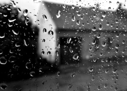 带有水珠的窗户图片