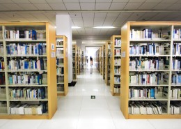 整洁安静的图书馆图片