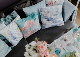 客厅里舒适的沙发图片