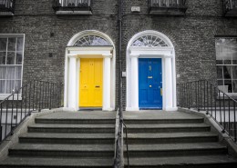 颜色各异的门图片