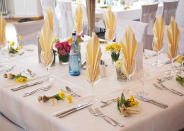 布置精美的餐桌图片