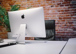 放着台式苹果电脑的办公室图片