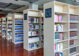 宽敞明亮的图书馆图片