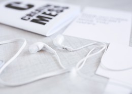 白色的入耳式耳机图片大全