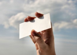 手拿空白名片图片