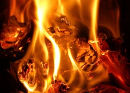 燃烧的炭火图片