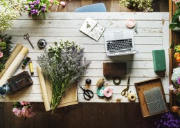 有花朵的工作台背景素材图片