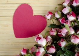 温暖的爱心与漂亮的花朵图片