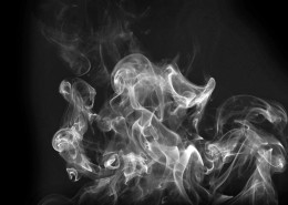 黑色背景下的白色吸烟烟雾图片