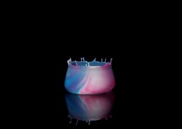 碰撞飞溅出来的陶瓷罐形状水滴图片