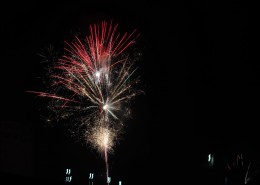 黑色背景下的烟花素材图片