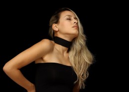 暗调美女肖像摄影图片