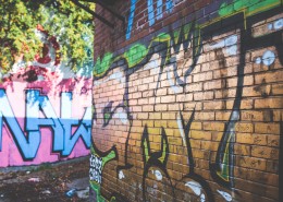 墙上的多彩涂鸦图片