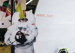 太空舱模型的展览图片