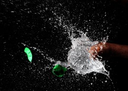 水珠飞溅摄影图片