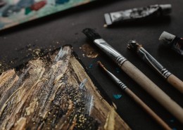 颜料涂在纸板上的图片