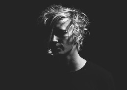 暗调人像摄影图片