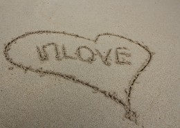 沙滩上的爱心图片